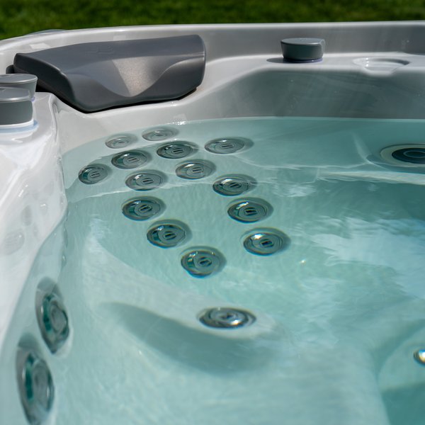 Fluidix&reg; Jets vs. Hot Springs&reg; Moto-Massage DX&reg; Jets